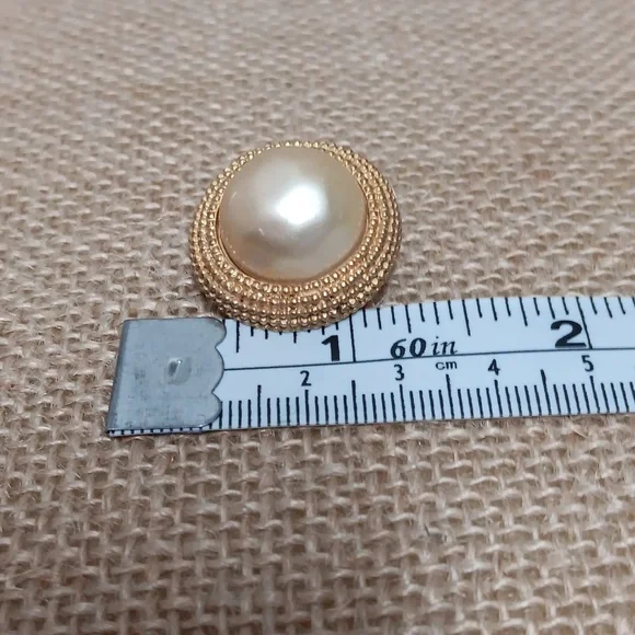 Carolee faux pearl clip earrings - Picture 5 of 5